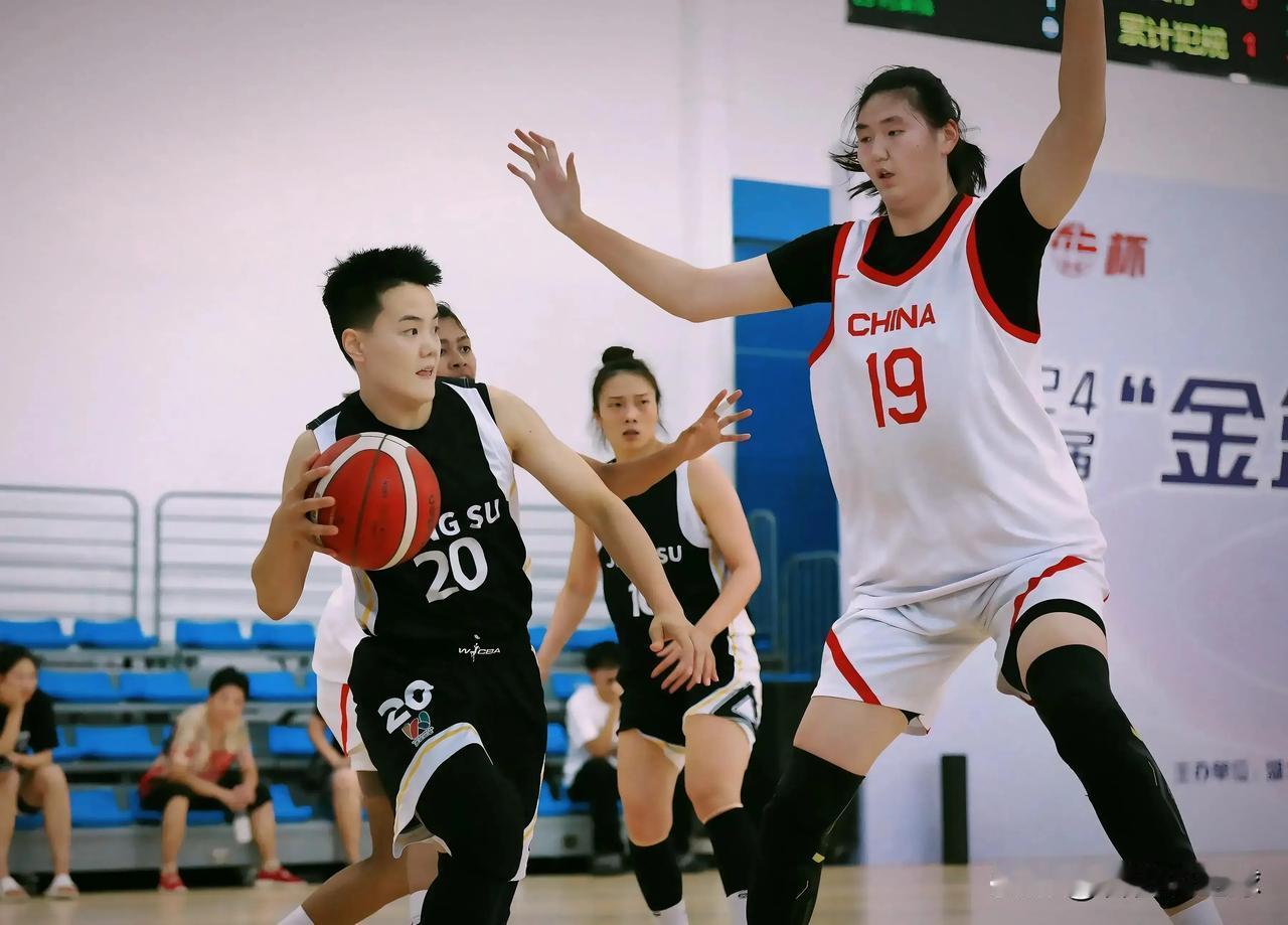 为备战2025年U19女篮世界杯，近日中国篮协公布了中国U18女篮冬季集训队名单