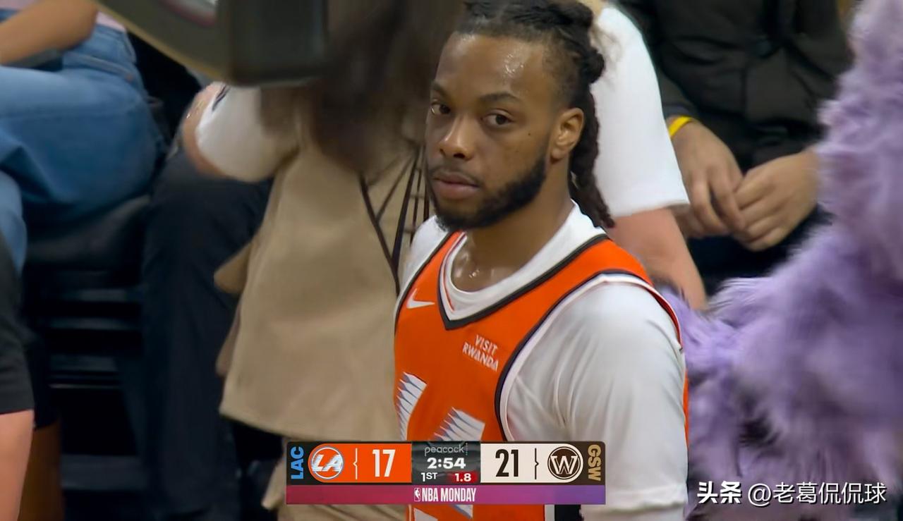 快船超级新援加兰真是彻底的懵了！在今天快船客场挑战勇士的比赛中，目前双方的第一节