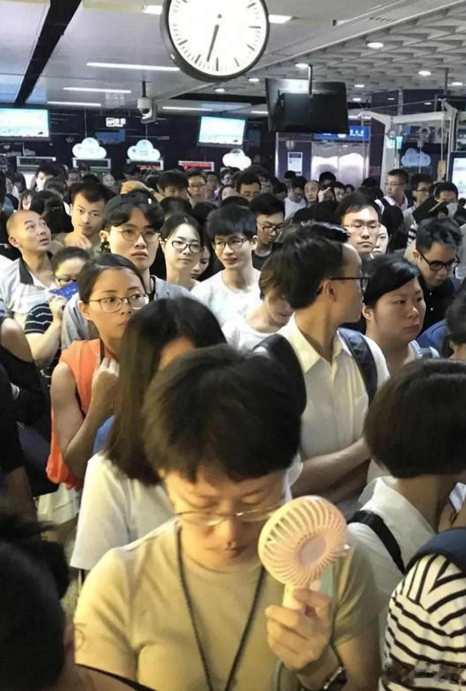 一位外国人文专家，十分直白的描述了我国年轻人的现状，一起来听听:

他们中的大部