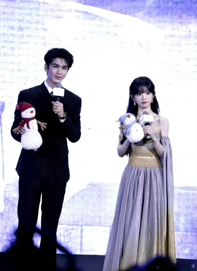 张凌赫田曦薇 离婚感俩人中间可以装下一个蜜雪➕一个正新鸡排 ​​​