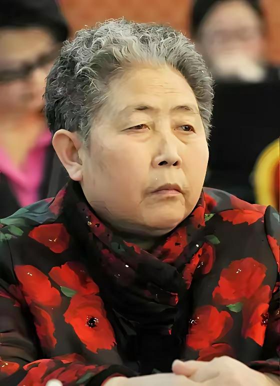 陶华碧又“栽”到儿子手里！两个“精英儿子”曾把辣椒酱换成了便宜劣质的，一年损失几