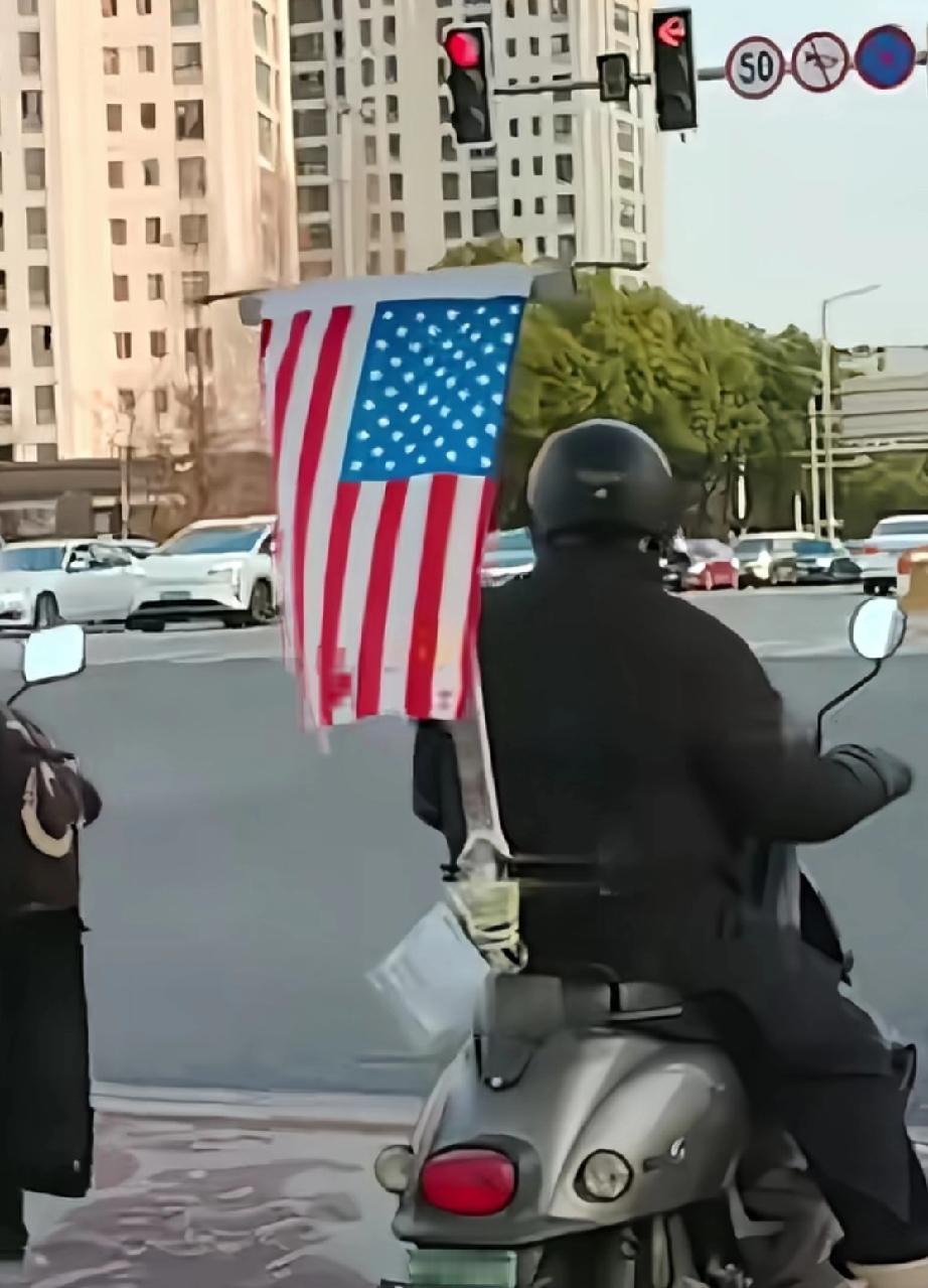 普通中国公民，无官方外交、合规外事活动许可的前提下，禁止在城市道路这种室外公共场