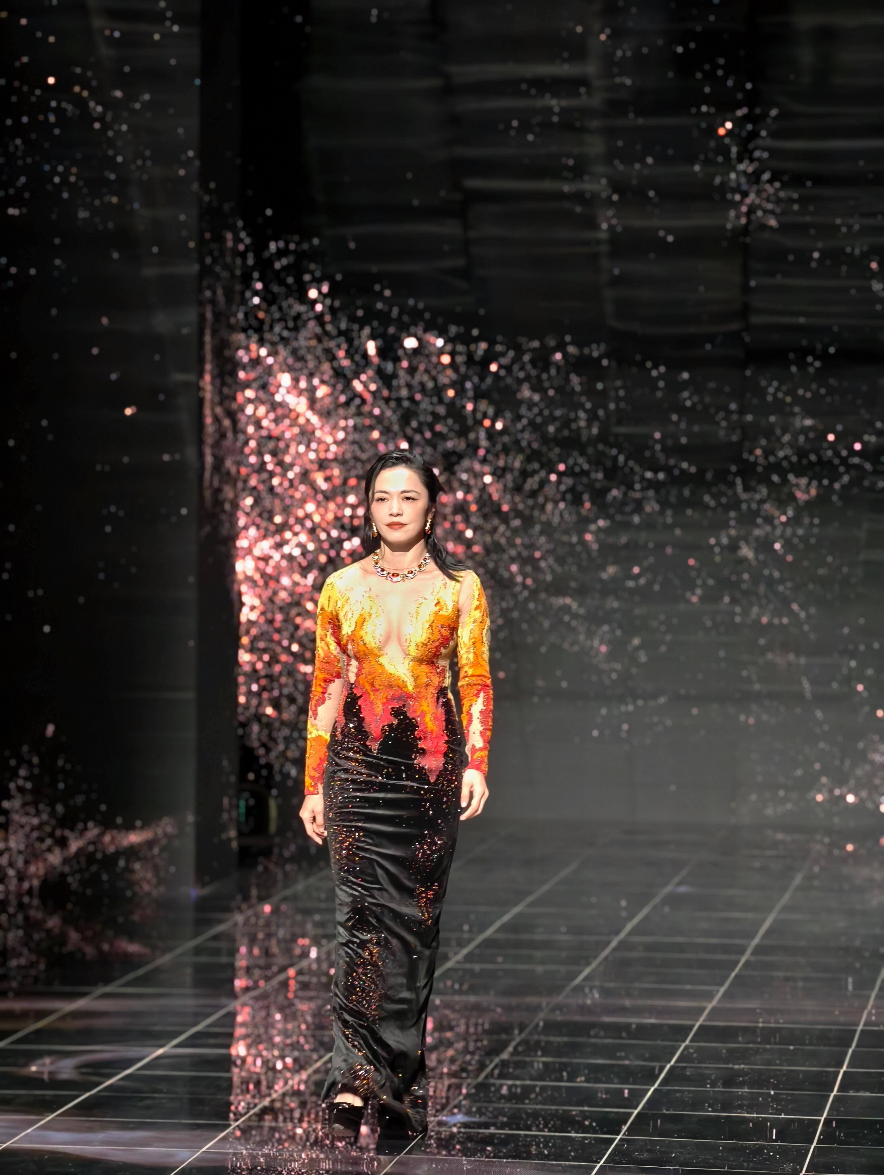 初代微博女王变退役体操运动员姚晨这一套到底是谁逼她穿的？！微博之夜红毯