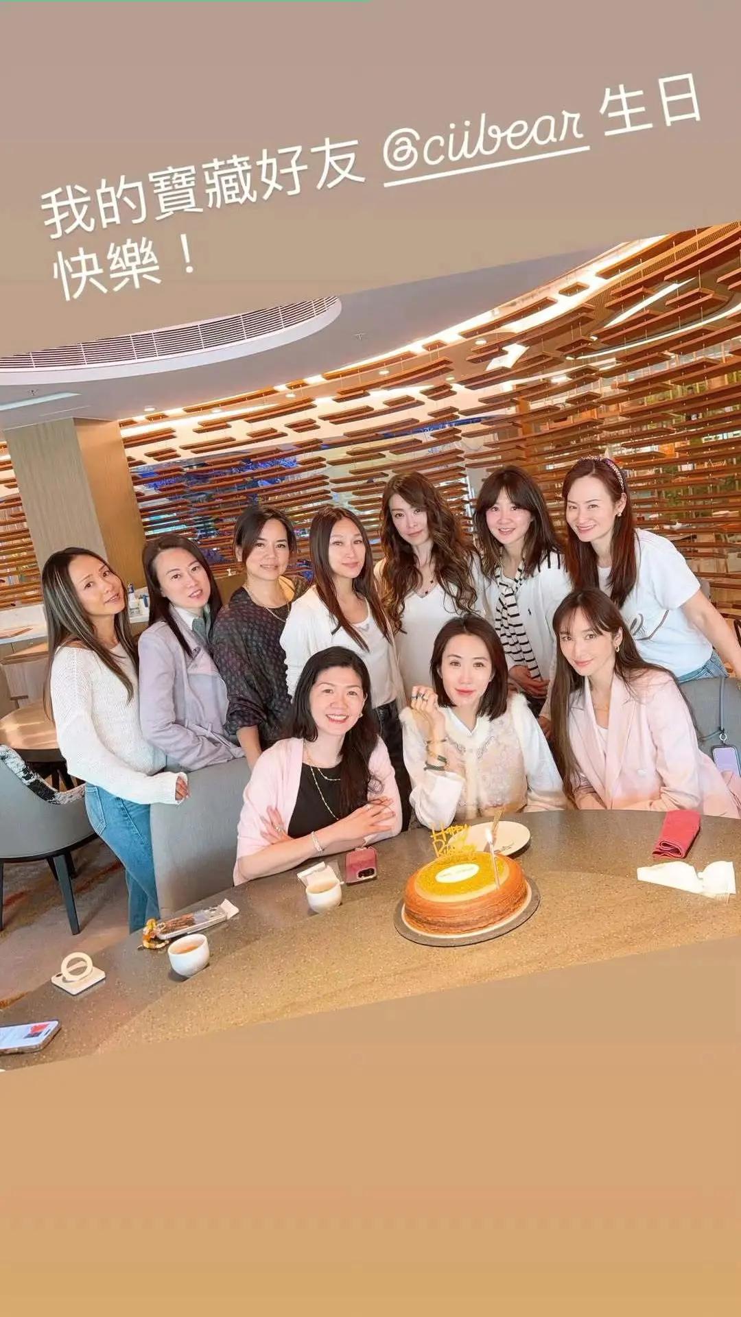 吴佩慈晒宝藏好友生日合影，😁😁合影中的一位好友长得特像小S妈妈小梅