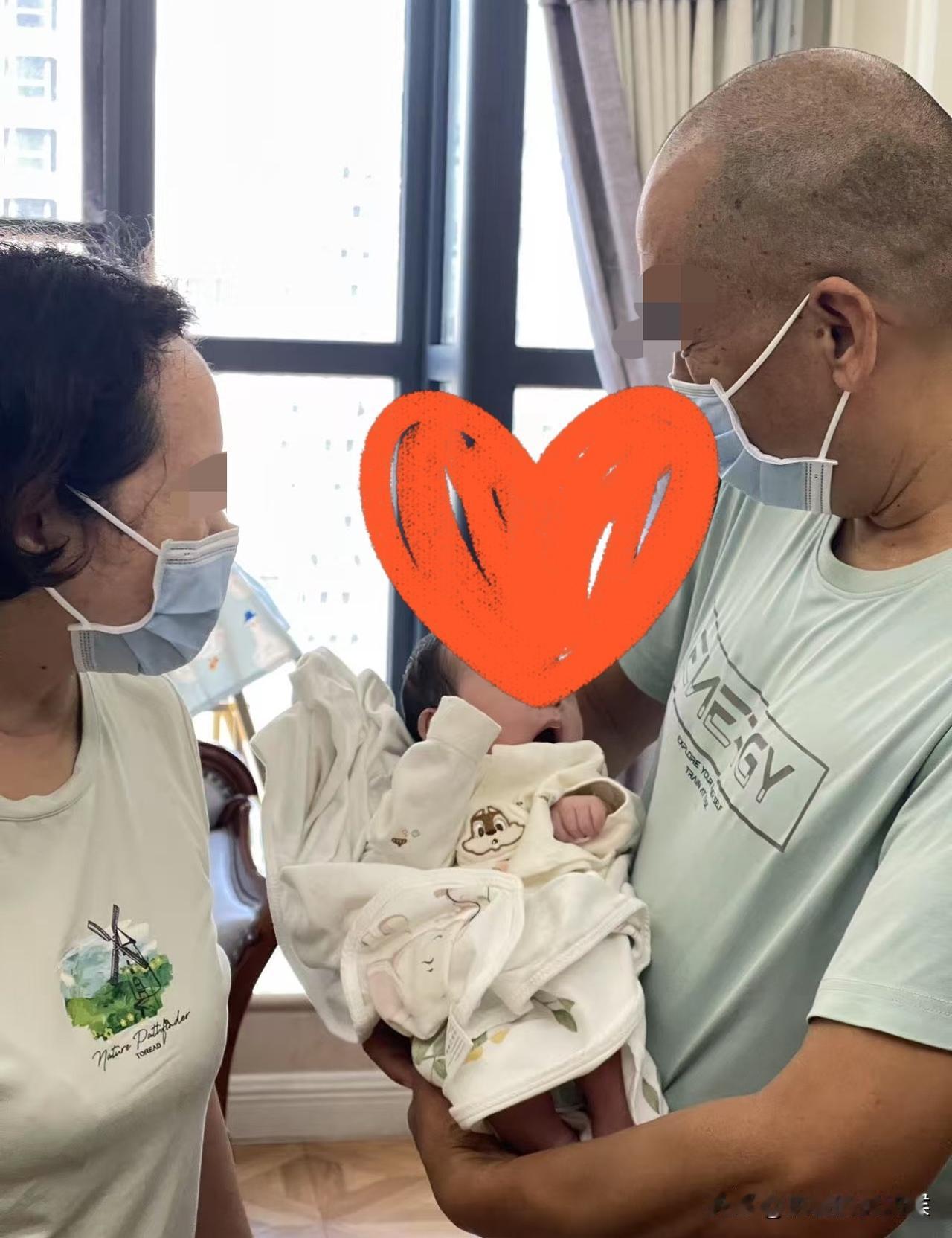 今天是女儿生产的第十一天，亲家夫妻、我们夫妻在月子中心碰在一起，待亲家夫妻走后，