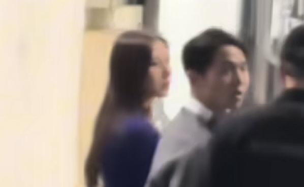 9月15日，何猷亨携新女友到香港红馆助阵谭咏麟演唱会，新女友侧面照曝光，鼻子大，