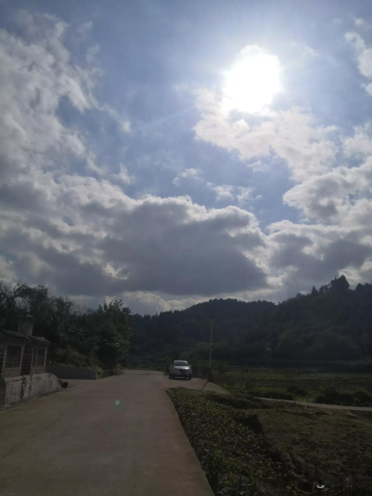 2025年10月15，行驶在乡村小路上，突然看见天空景色非常漂亮，乡村公路虽然不