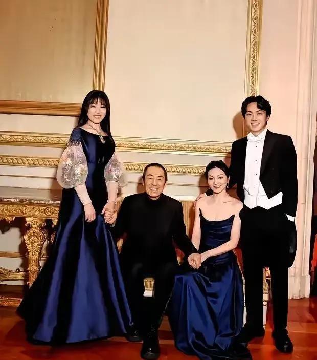 中国两大第五代导演都是多子多孙人丁兴旺啊，张艺谋两儿一女，儿女双全，超生处罚金几