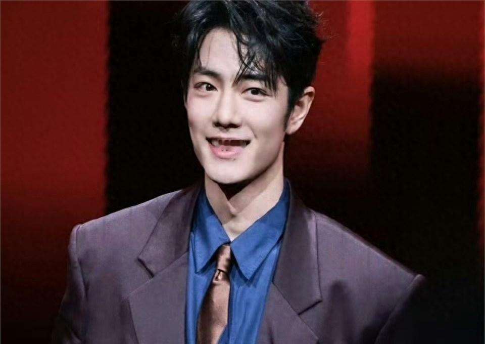 肖战坐C位，杨幂旁边的贴纸却离奇消失，你以为是内斗？
错！
主办方一个低级失误，