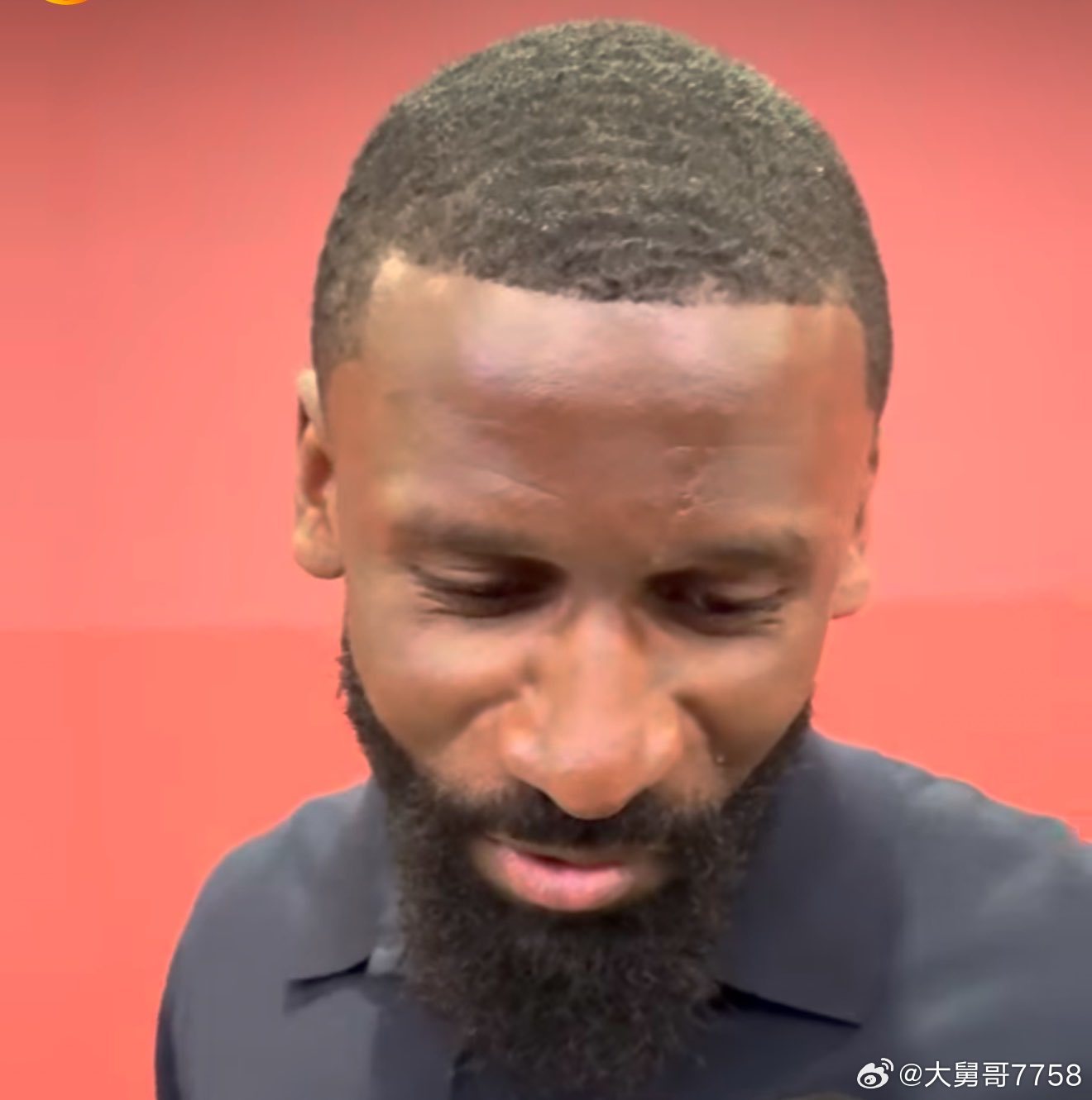 托尼·吕迪格表示：“关于裁判，我还是不说为好。你看到那张红牌了吗？” 