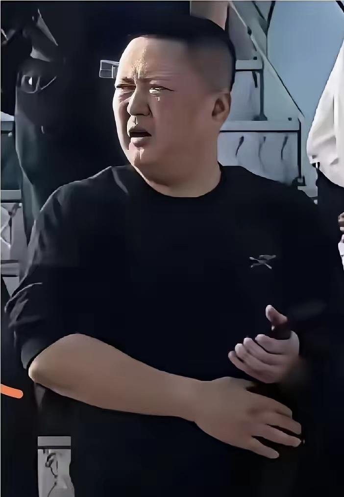 不知大家发现没，让东航空姐下跪的欧某某，和前期在新疆白嫖酒店的重庆王先生，从面相