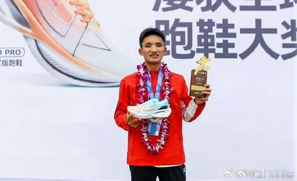 丰配友上海马拉松国内组第一 白金标赛道见证中国力量！丰配友顶住体能压力，在世界级