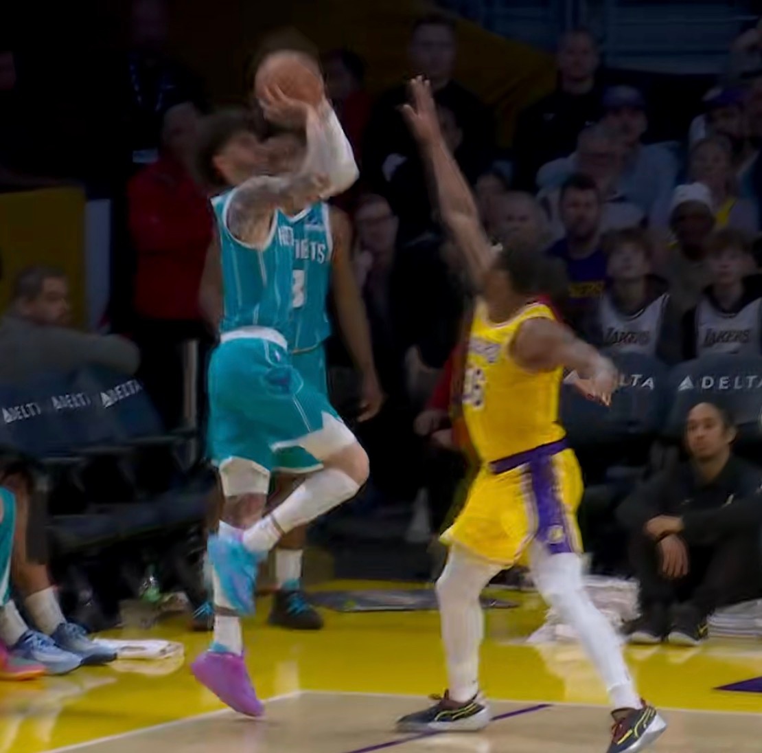 你要把湖人打碎吗，拉梅洛鲍尔黄蜂vs湖人