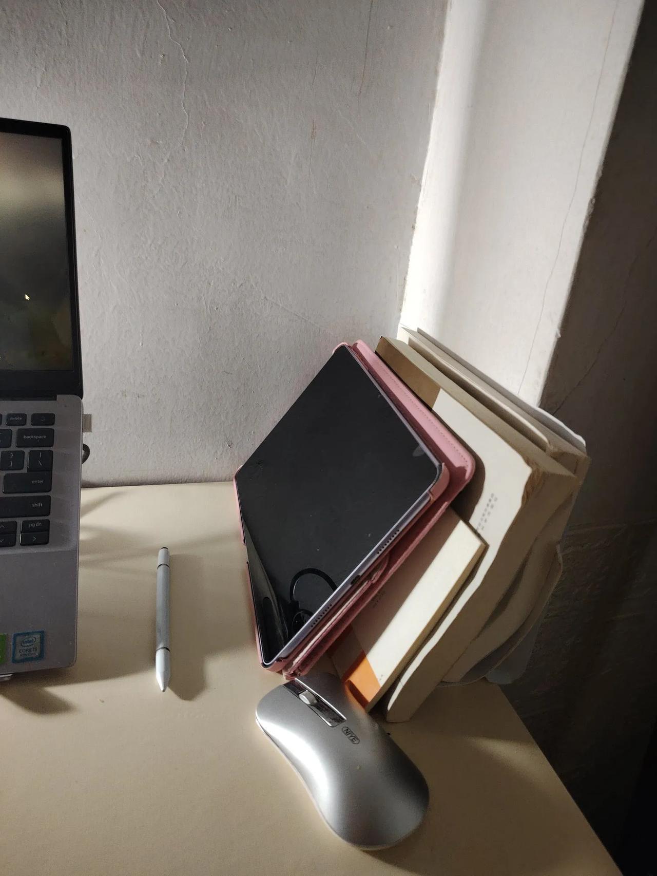 晚上，六七点，上洗手间，发现边上挂的两个纸盒的纸都没了，还好是小号。
我小怒，也