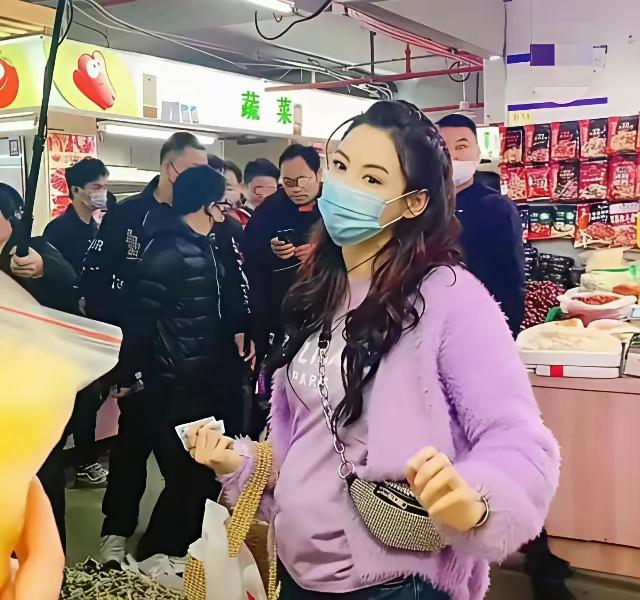 张柏芝的孕照也很美喔，她的确是个好妈妈。她喜欢被孩子需要的感觉。把孩子教育的也很