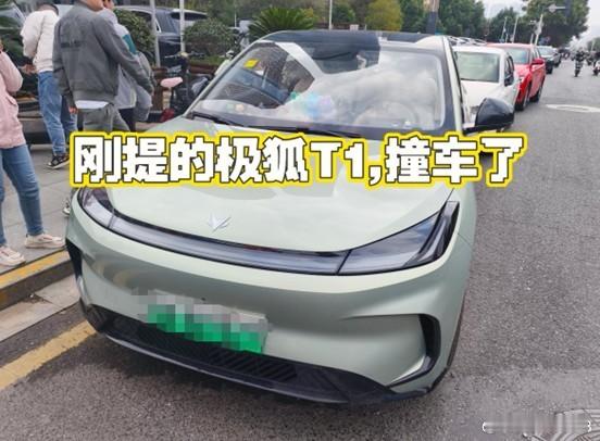 新车首撞见证实力！极狐T1这硬度绝了在网上刷到个让人目瞪口呆的真实事件。有位车主