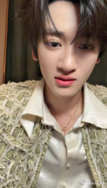 邓佳鑫直播 邓佳鑫直播真的很值得，温柔有趣唱功在线，新歌也一定要去听。 