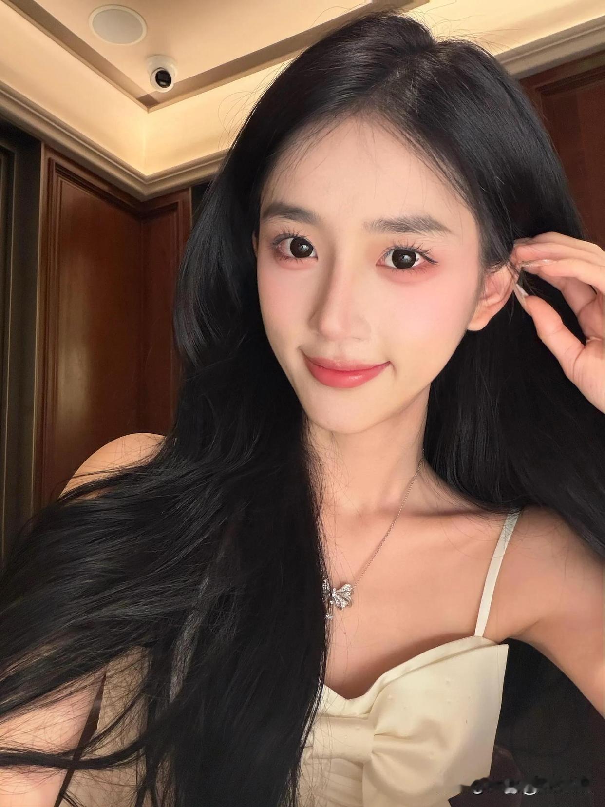阳光明媚的街头，甜美少女与复古建筑相映成趣