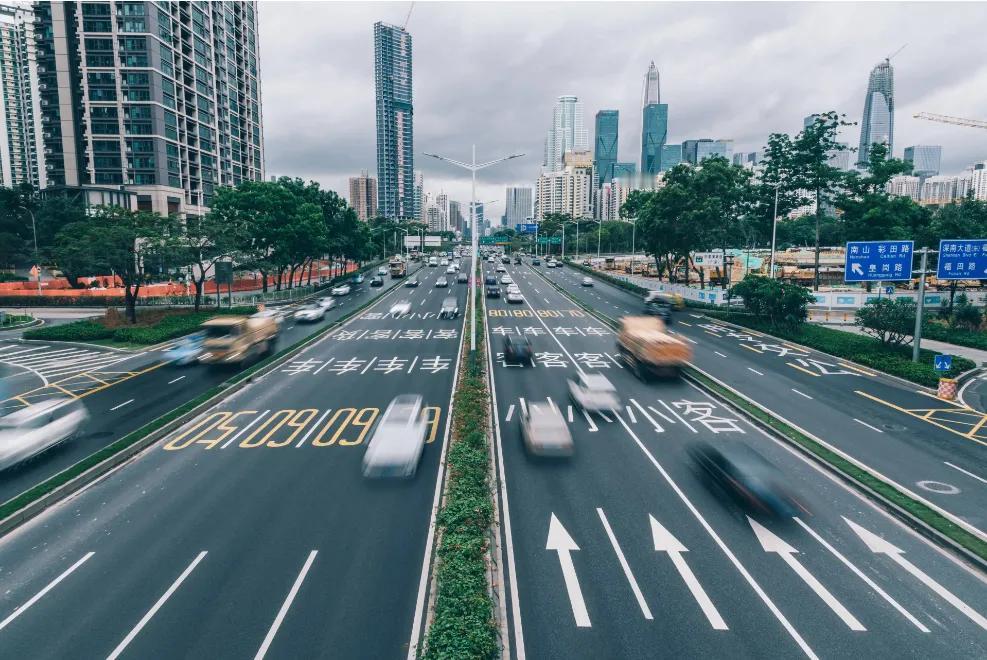 今早上班路上，等红灯，看到十几米外，一位大姐横穿马路，早高峰两面的车流都很大，就