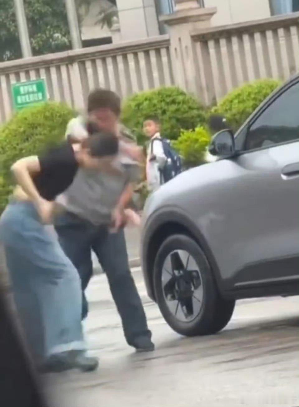 踹保安后被掌掴女子耳膜穿孔这事儿发生在福建三明，一个女司机在学校门口停车接孩子，