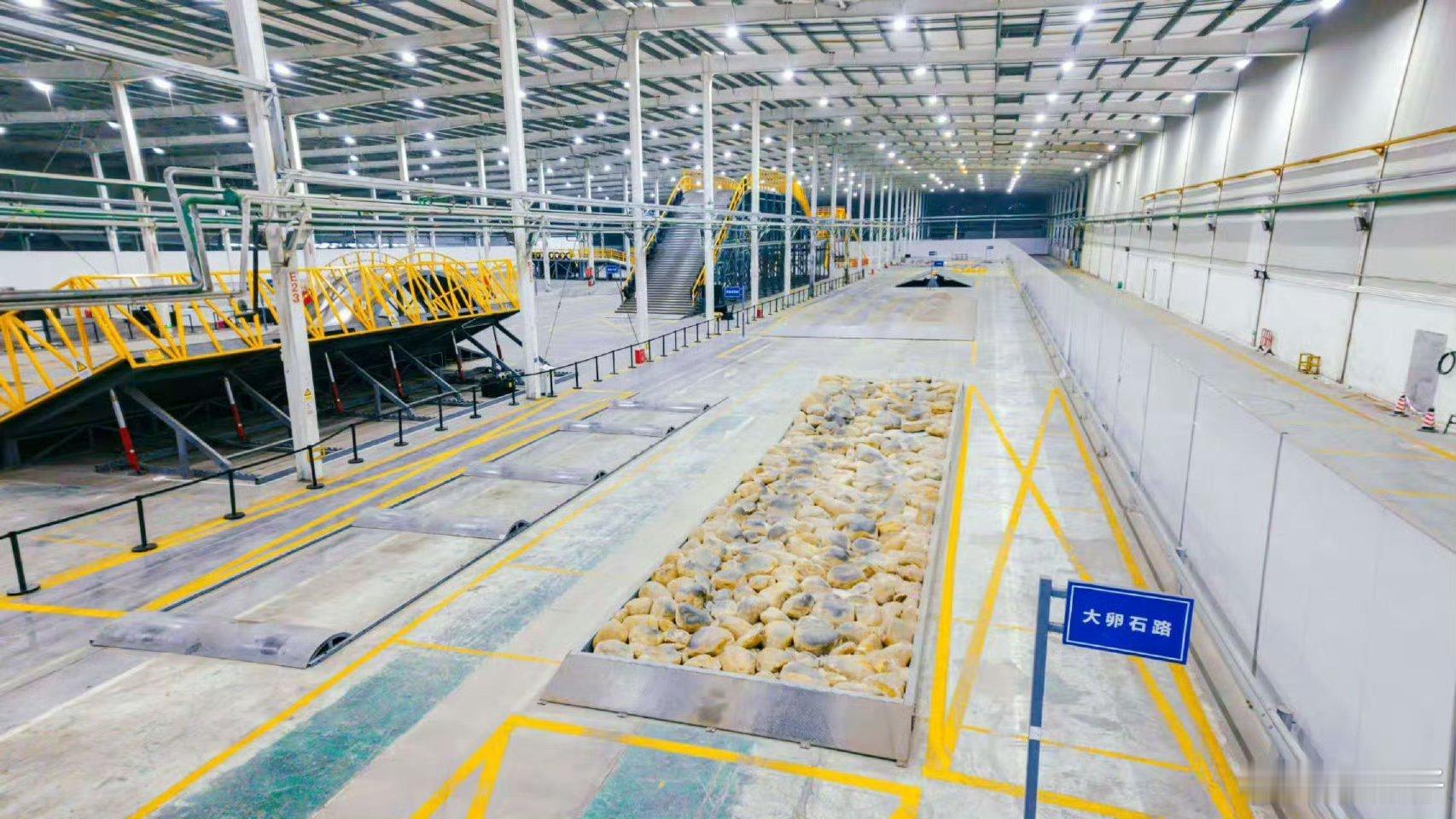 把山搬进厂里是疯了还是清醒车企测越野到底能有多卷？不是满世界找烂路，这个太耗时间