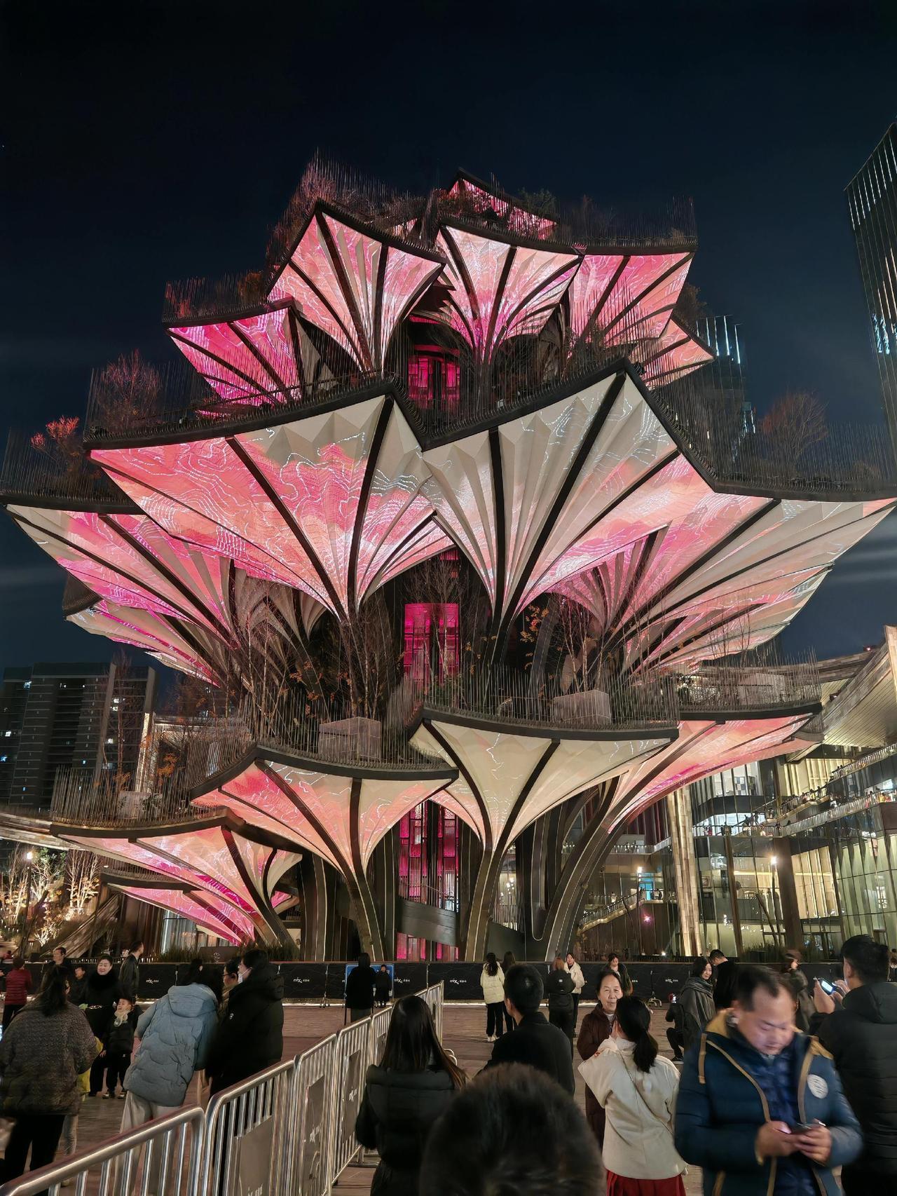 弘一法师说: 
“人到了一定年龄，就要懂得静而不争，万般随缘，来者要惜，去者要放