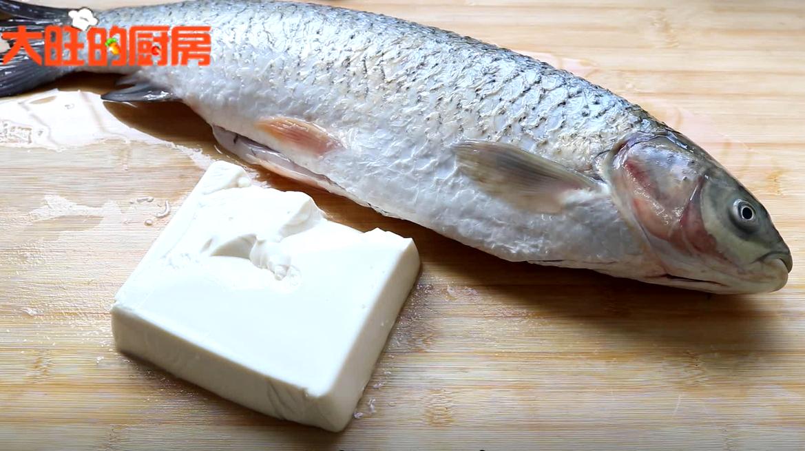 一条草鱼一块豆腐，你会怎样做？教你一个简单又清淡的做法，大人孩子都适合吃！味道超