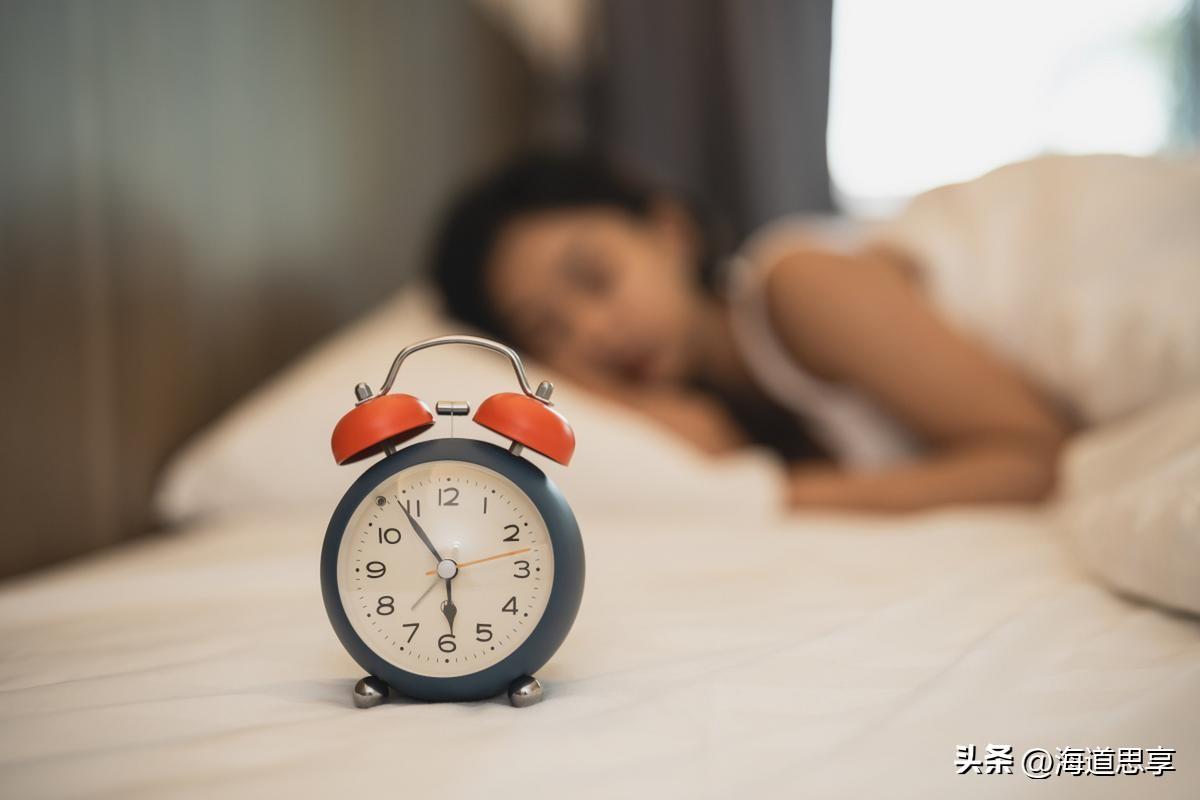 运动与睡眠谁更重要？内科医生：睡不够7小时，运动白搭！
你每天挥汗如雨跑步撸铁，