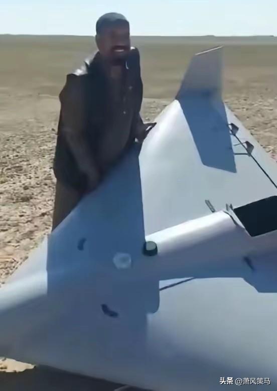 看看这老哥灿烂的笑容，就知道他捡到宝了！

这位伊拉克平民出门种地，竟捡回一架美