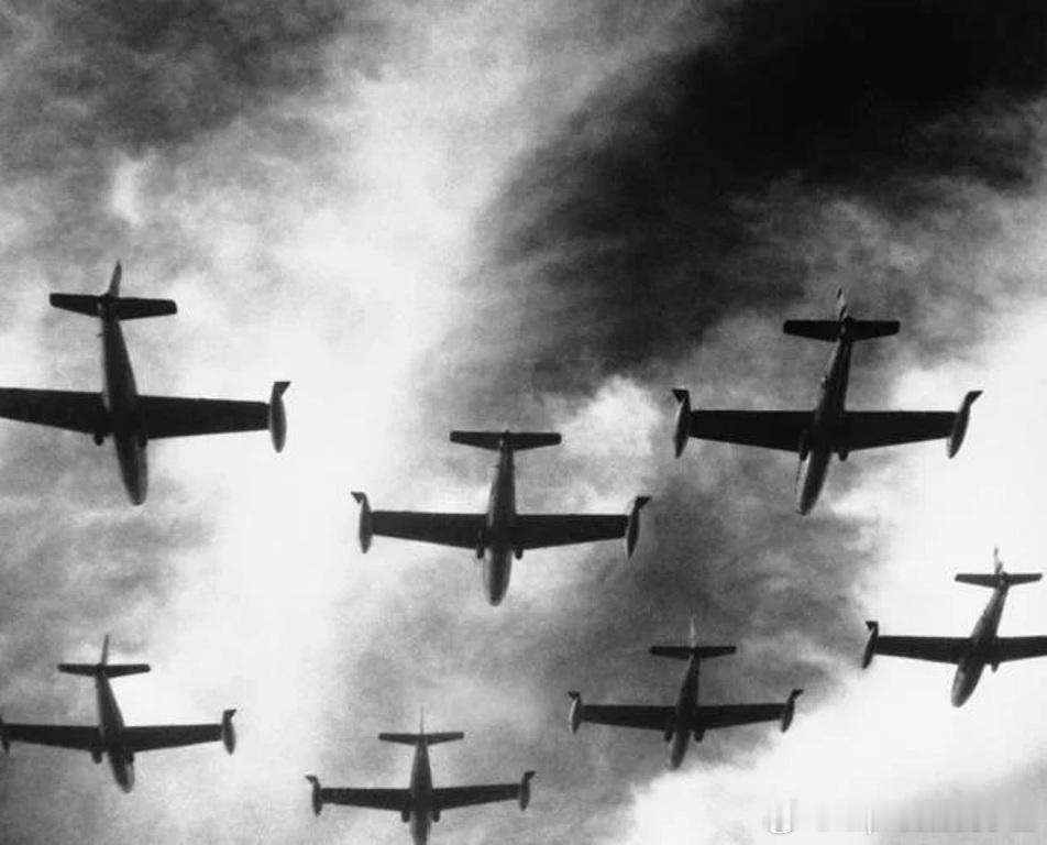 1952年10月9日美国空军第474战斗轰炸机联队的F-84战斗机满载炸弹，飞向
