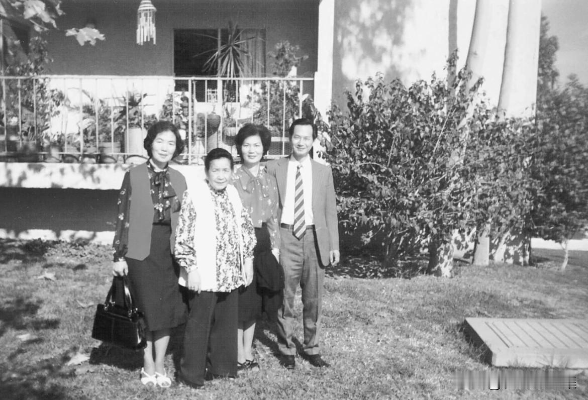 1982年4月，洛杉矶，吴石将军的夫人王碧奎与子女合影，左起：吴兰成、王碧奎、吴