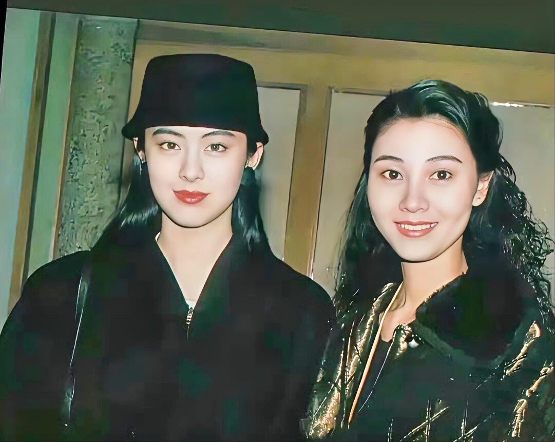 怪不得女星们都不愿意跟年轻时候的王祖贤合照，即使大美人李嘉欣站在她旁边，也略逊一