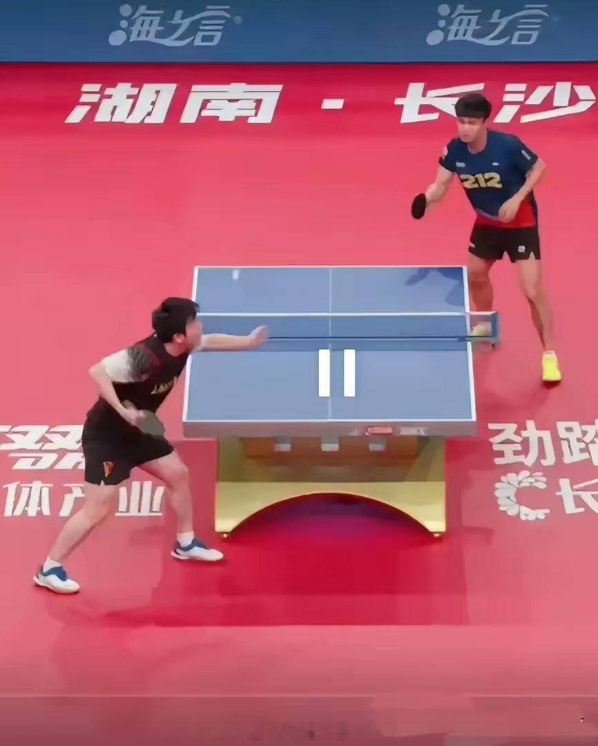 昨天晚上小胖和周启豪打球的时候，台上的小胖眼神“含情脉脉”，台下的高远眼神就没有