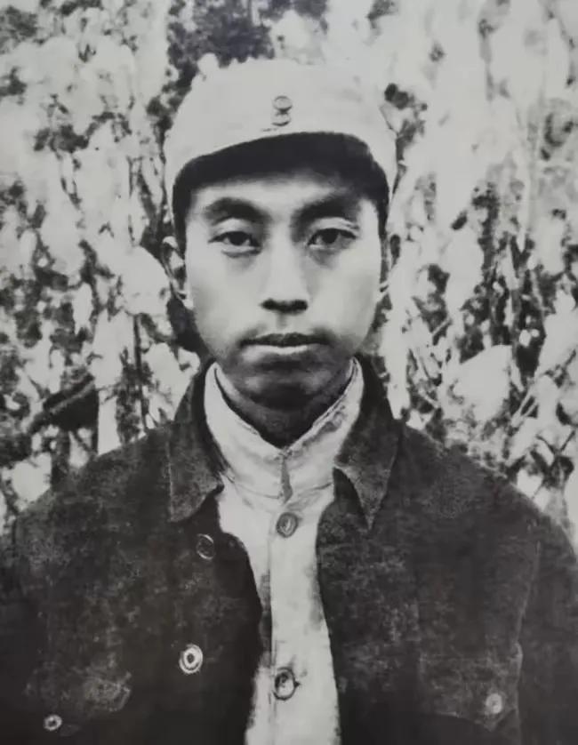 这名年轻的八路军战士，大家能够认出来他是谁吗？
照片中，这名八路军战士双目炯炯有