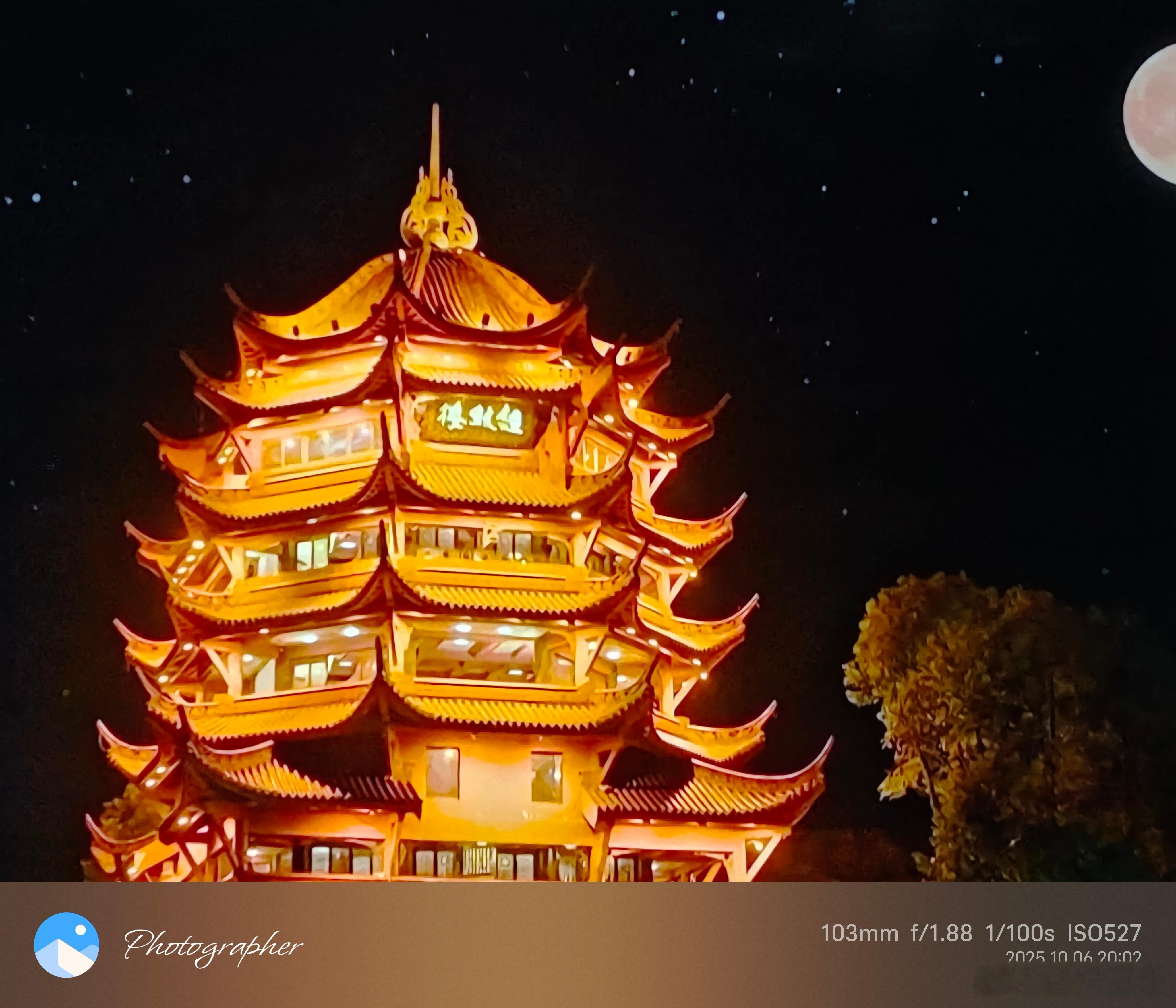 央视中秋晚会谢娜能主持央视秋晚，并不是她当了几十年主持人实力强，而是沾光德阳人这