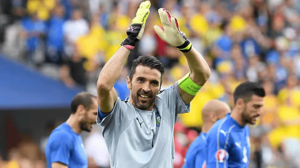 欧足联官方宣布，意大利传奇门将荣获2024年欧足联主席奖，以此向布冯致敬。少有门