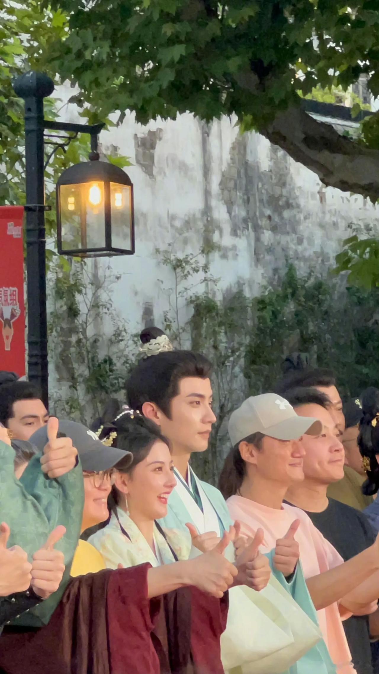 《表妹万福》濮院戏份杀青啦！宋祖儿和陈鑫海这对新搭档，在濮院的日子里怕是早把角色