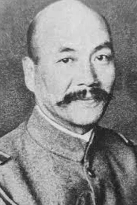 1942年，中国炮兵正在擦拭炮弹，见炮弹受潮，一个炮兵提议：“让我打一炮吧！”这