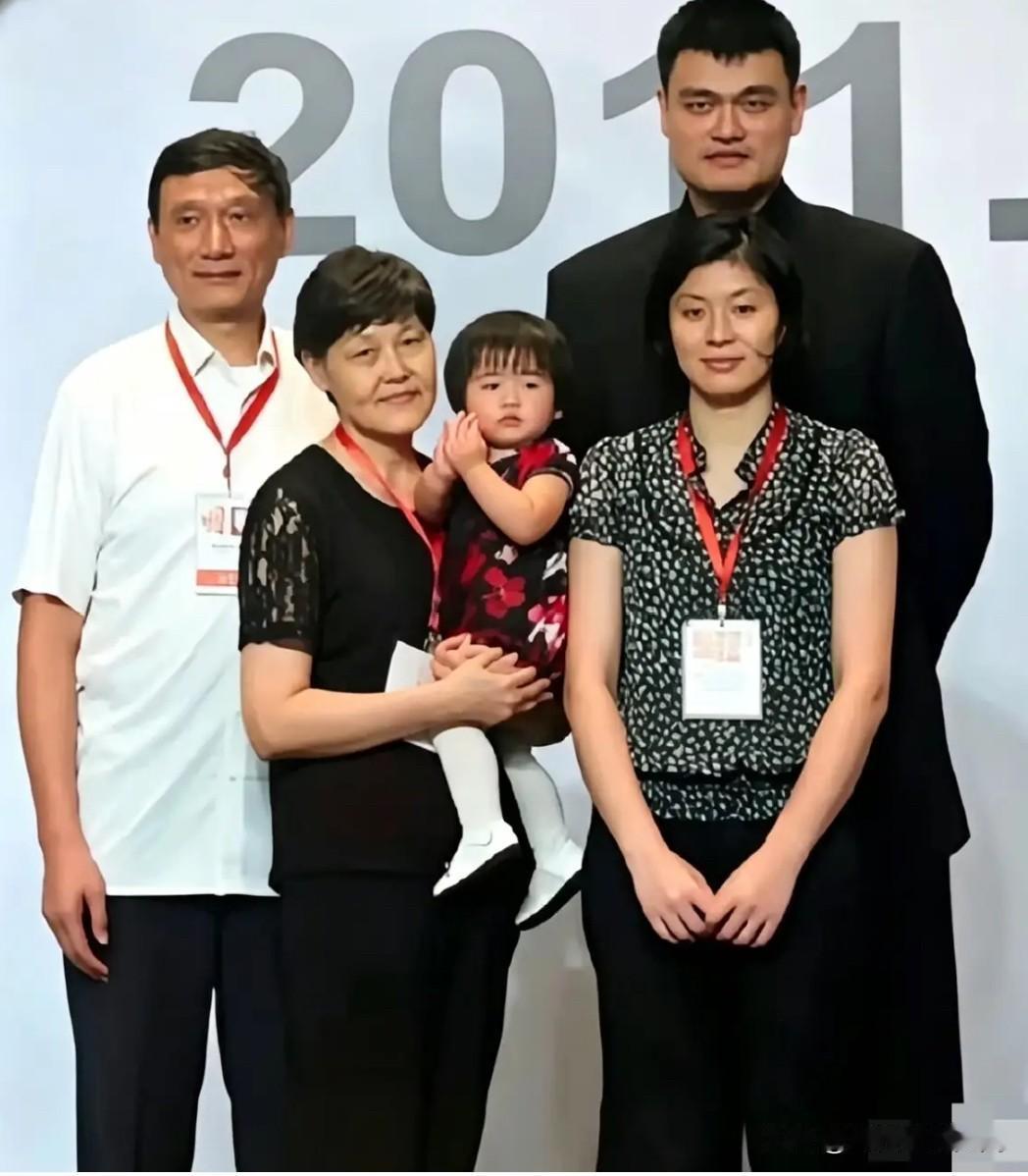 2011年，姚明正式宣布退役时，与父母及妻女的一张全家福合影。父亲姚志源，前上海