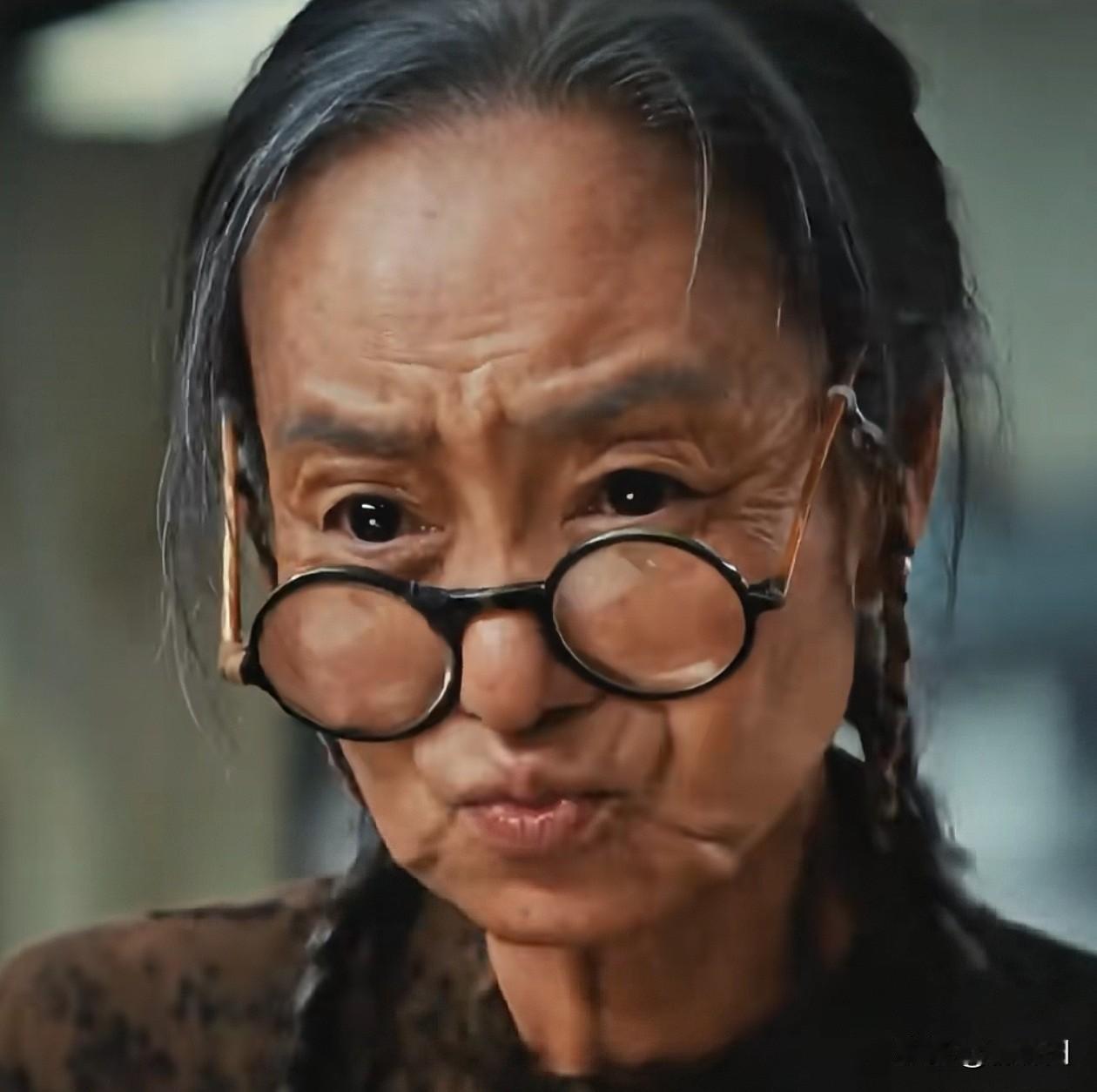 天呐，这居然是“琼瑶女神”刘雪华。尤其是看着刘雪华影视剧作品长大的人，都不得不感