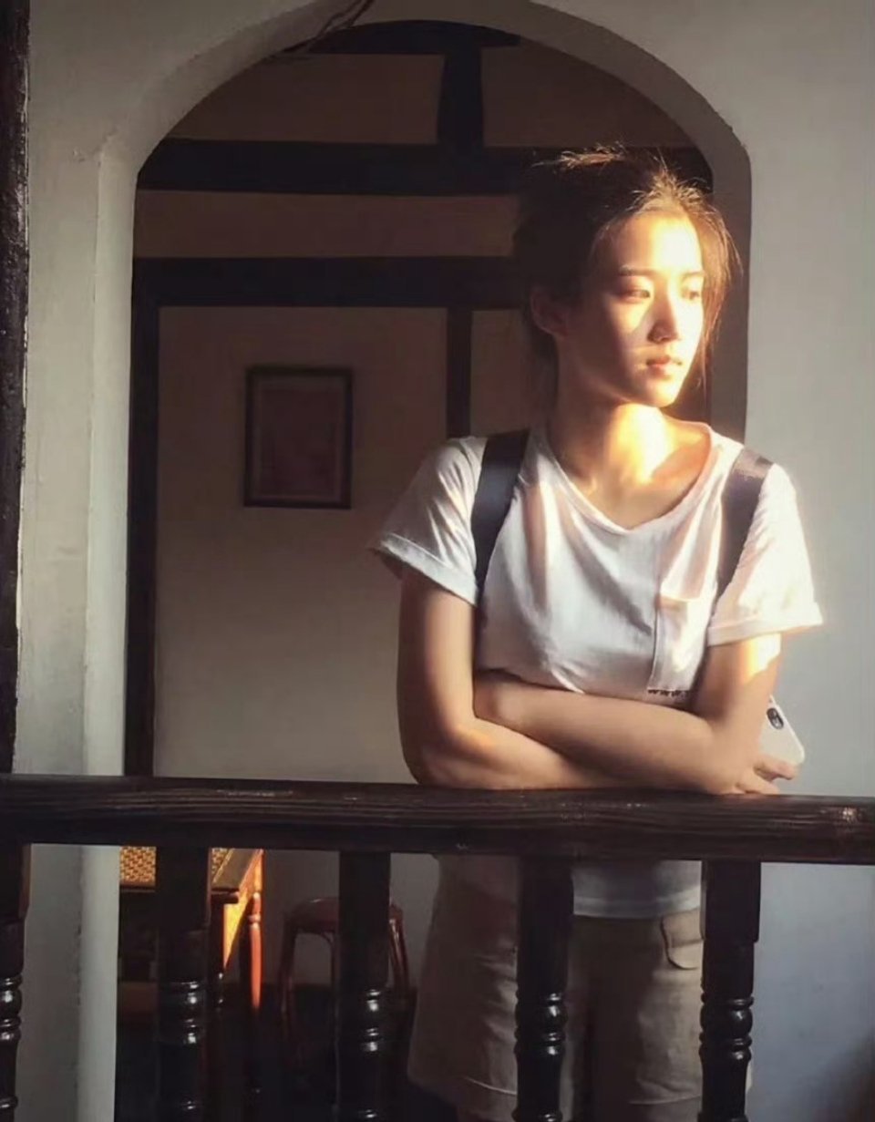 侯明昊卢昱晓早期留子味卢昱晓之前在英国留学，侯明昊之前在韩国当练习生。两个人早期