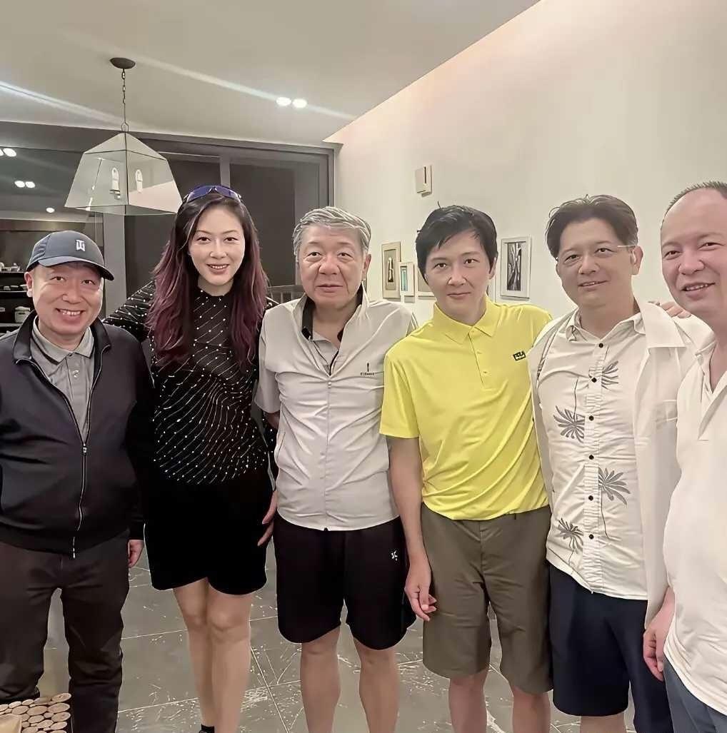 57岁的孙楠，身材变苗条了不少，这看来他是一个很自律的男歌星，旁边别的中年男人看