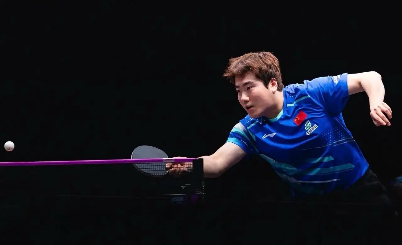 致敬梁靖崑！梁靖崑其实挺悲催的。以前有实力的时候，老是被马龙樊振东压一头，大赛小