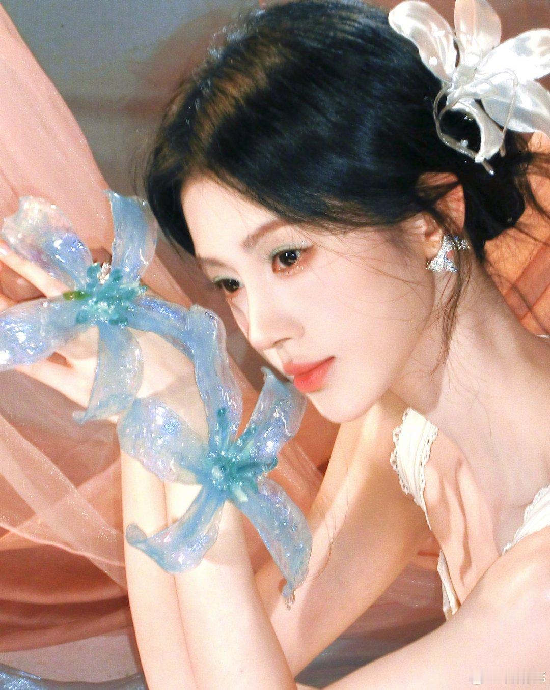 鞠婧祎 × 今日 Davena 直播活动，灵动少女梦游仙境，来自品牌代言人的闪耀