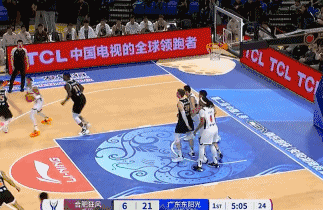 杜锋又上演“死亡凝视”始末缘由！
北京时间12月7日，广东与合肥的CBA俱乐部杯