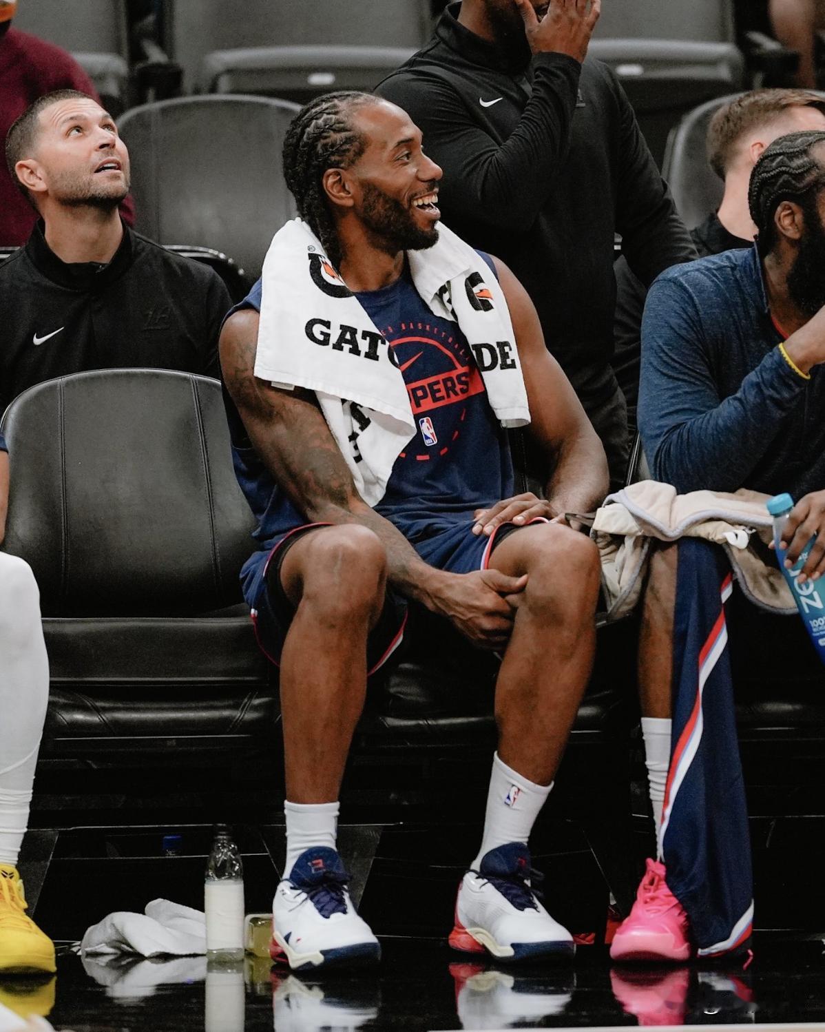 博主ClipsLand：想朝快船替补席泼杯饮料，然后坦然接受终身禁赛的后果。
