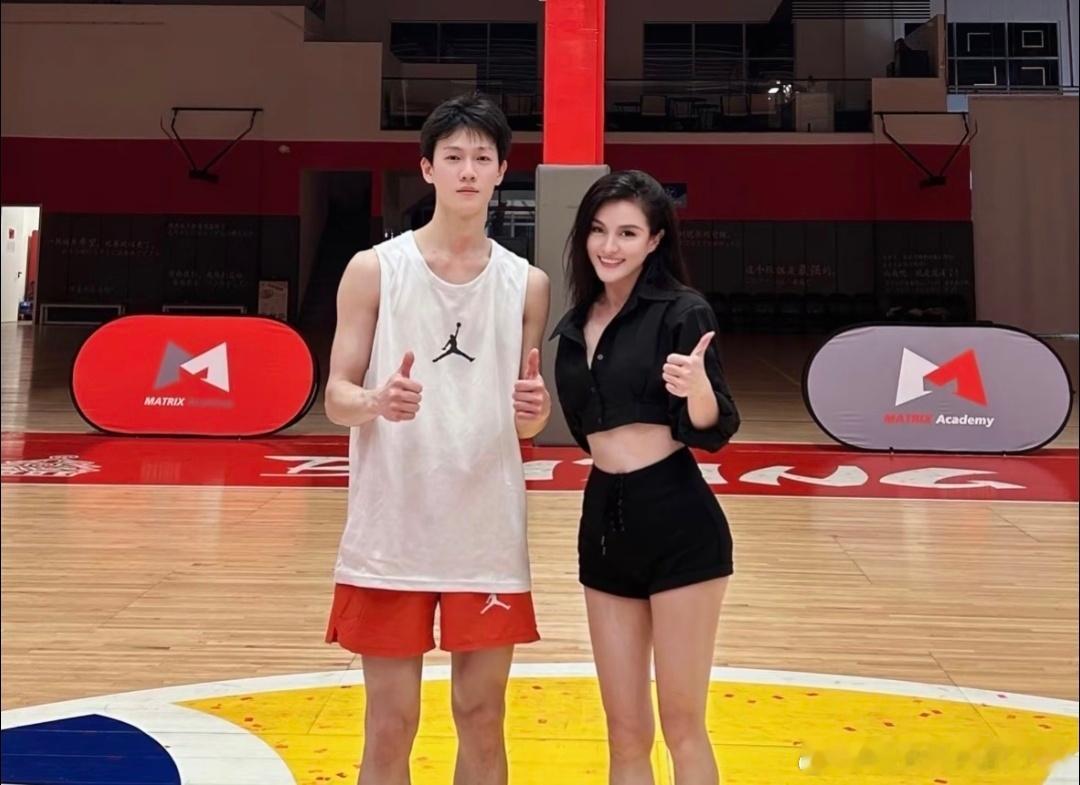 李昀锐最新打球素颜合照，这简直是男大来的，好嫩啊