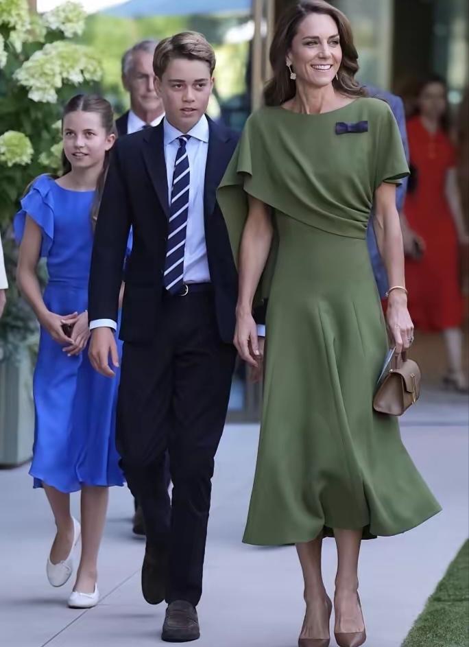 7月12日，凯特王妃携乔治王子，夏洛特公主，现身温网男单决赛，威廉王子也现身该活