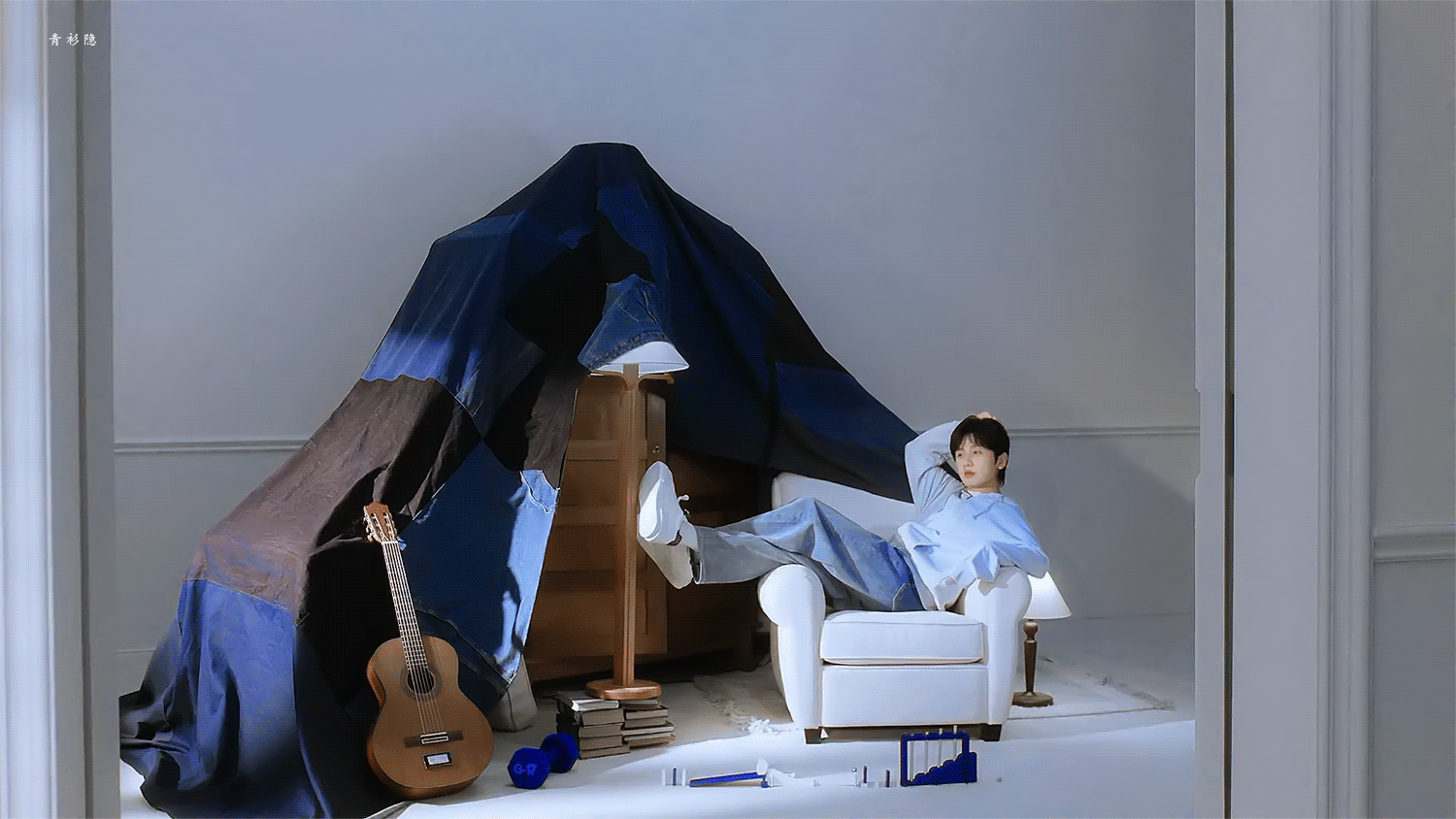 “听说你摔倒的姿势和别人不一样，可以摔给我看看吗？”我：OK