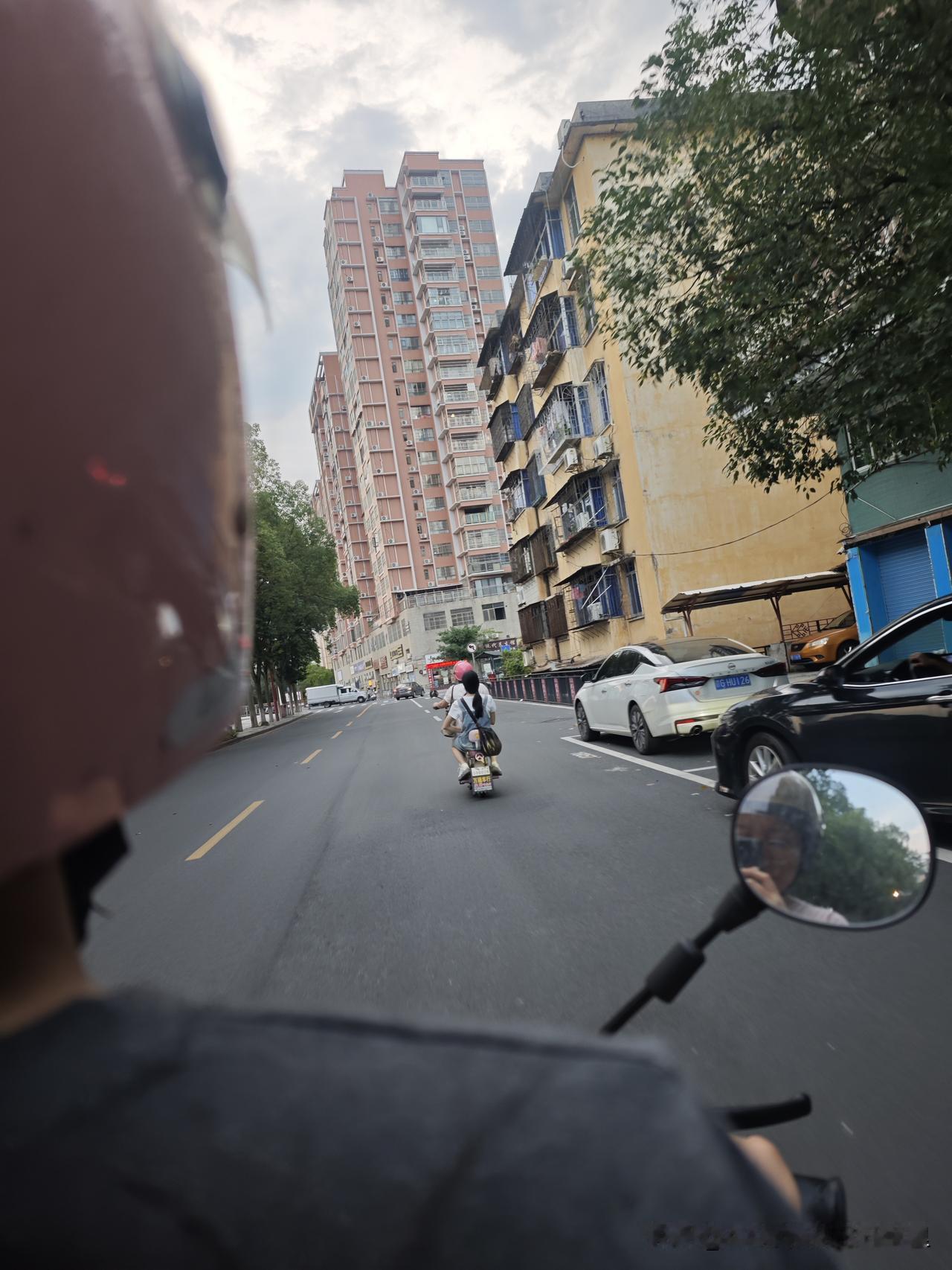 我会写等待
 
小时候的等待，是校园里数着秒针的期盼。那时不懂等待的深意，只盼着